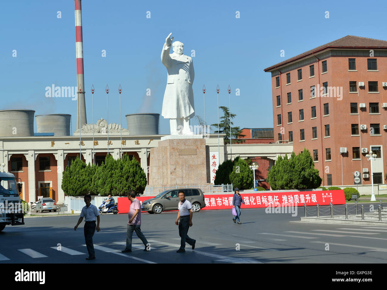 Une statue de la fin le président Mao Zedong se place en avant de l'OFJ(Luoyang) Moteur Diesel Co., Ltd. de Luoyang, province du Henan, Chine. Banque D'Images