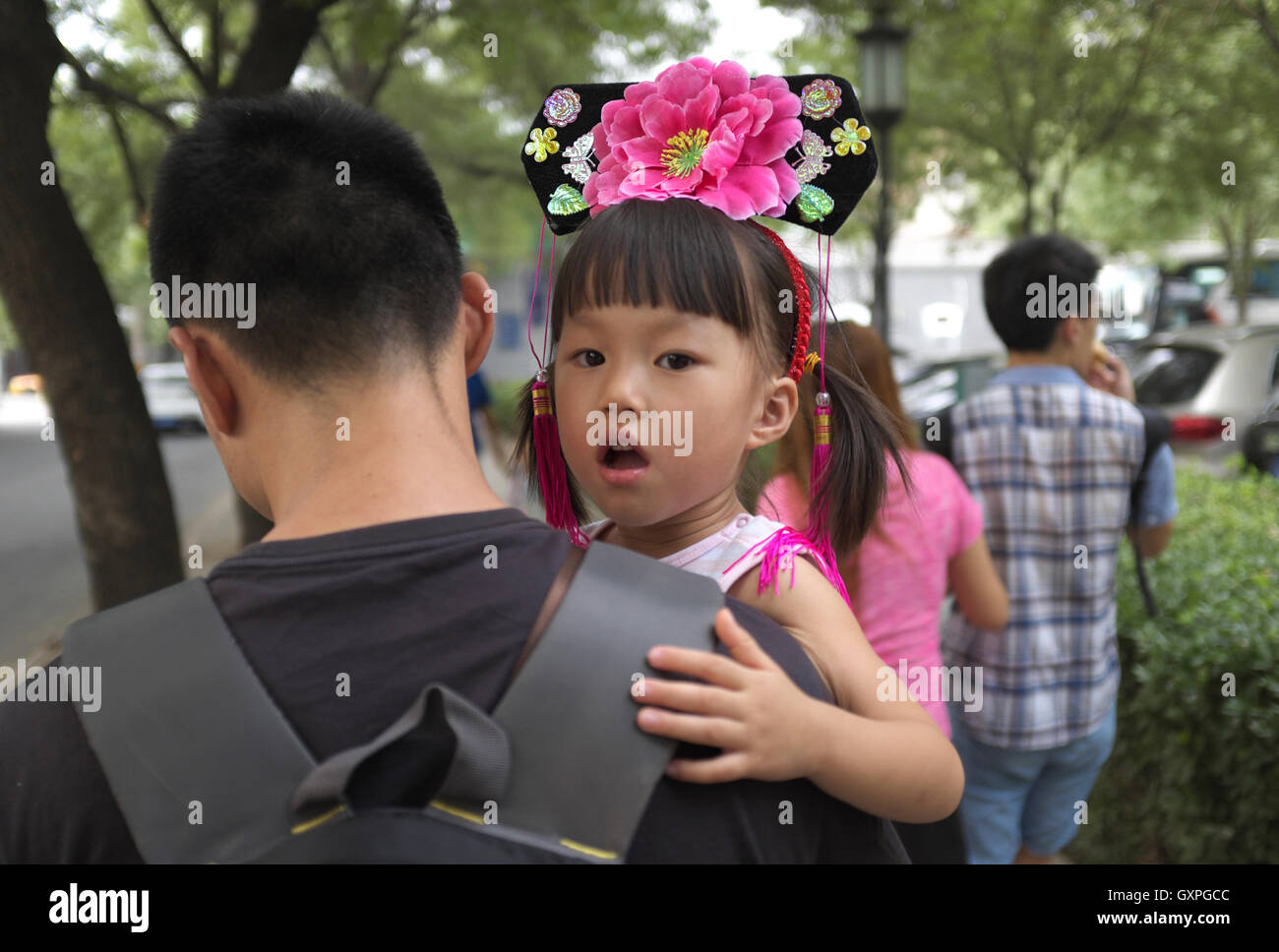Un peu jeune Chinoise porte un chapeau de princesse mandchoue à la fin de la dynastie Qing à Beijing, Chine. 04-Sep-2016 Banque D'Images
