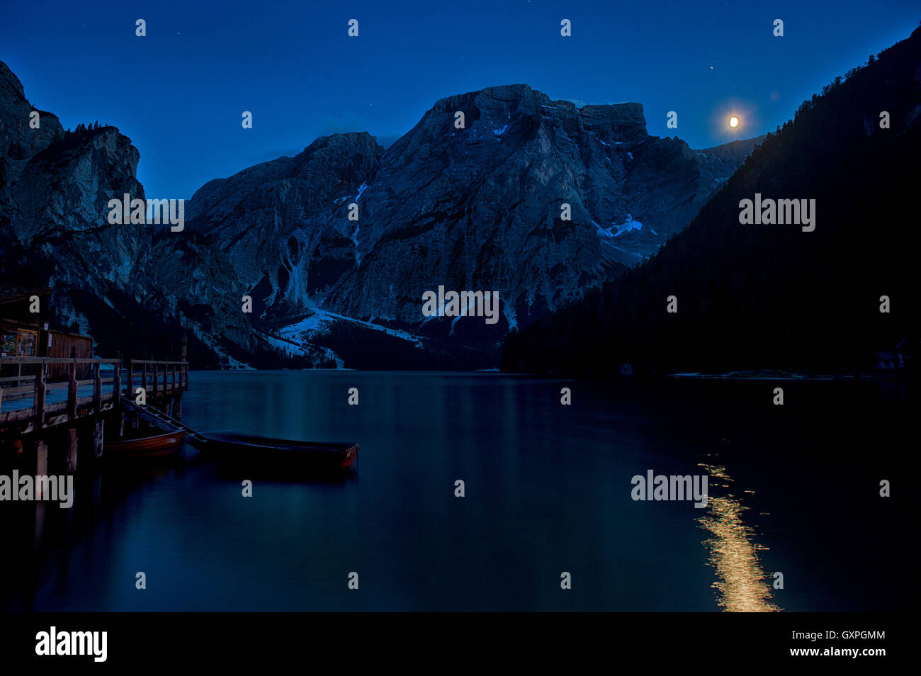 Vision de nuit Lac Braies - (Dolomites de Sesto) - Dolomites - Montagnes - Italie Banque D'Images