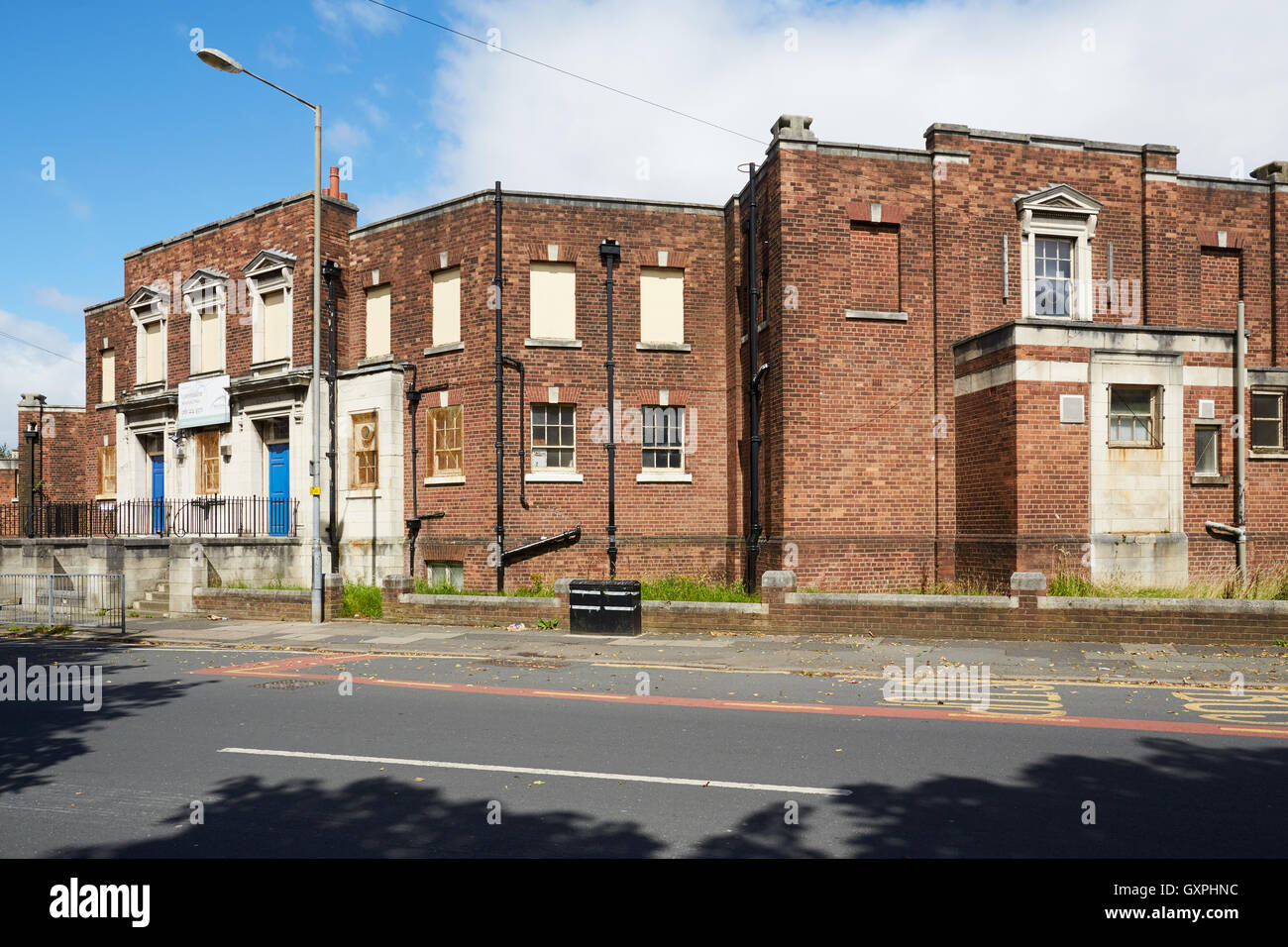 Levenshulme extérieur fermé Piscines abandonnées à l'abandon de la réduction du conseil ex Barlow Road agréables à regarder couler le long de natation piscine sp Banque D'Images Levenshulme extérieur fermé Piscines abandonnées à l'abandon de la réduction du conseil ex Barlow Road agréables à regarder couler le long de natation piscine sp Banque D'Images
