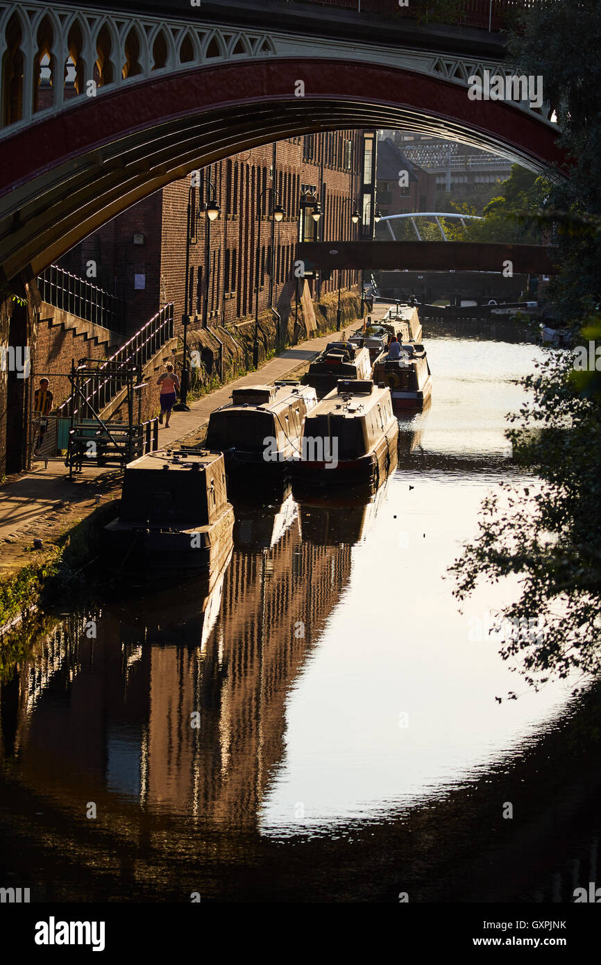 Castleield Manchester bateaux canal pont viaduc ferroviaire centre-ville, à l'architecture, golden sunshine sunny home narr Banque D'Images