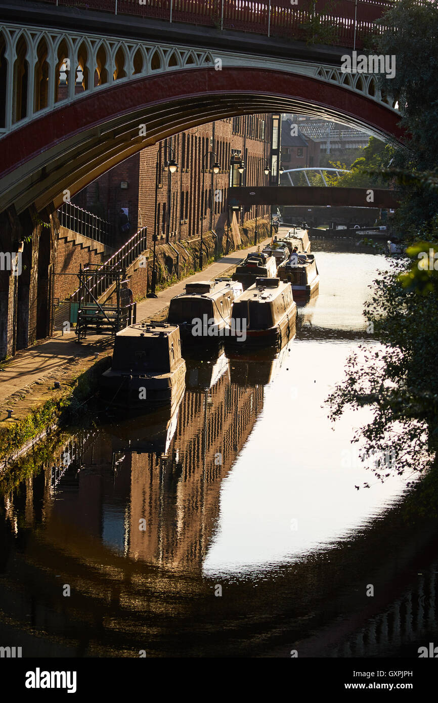 Castleield Manchester bateaux canal pont viaduc ferroviaire centre-ville, à l'architecture, golden sunshine sunny home narr Banque D'Images