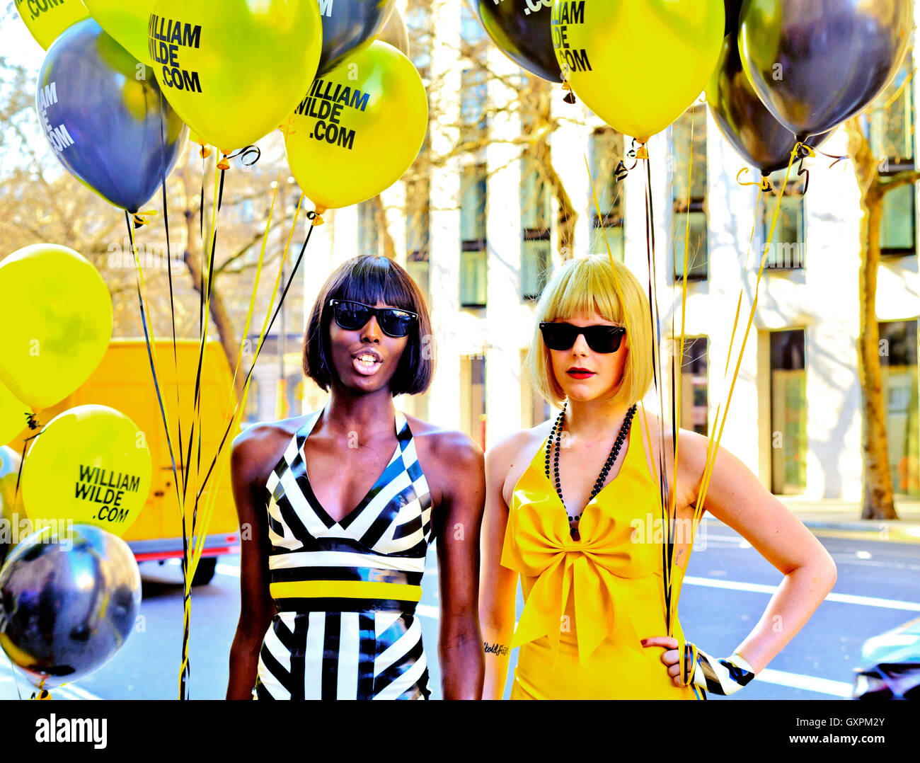 London Fashion Week 10 févr. 2013 des modèles de mode attrayant avec des ballons promouvoir William Wilde fait main exquise robes de latex Banque D'Images