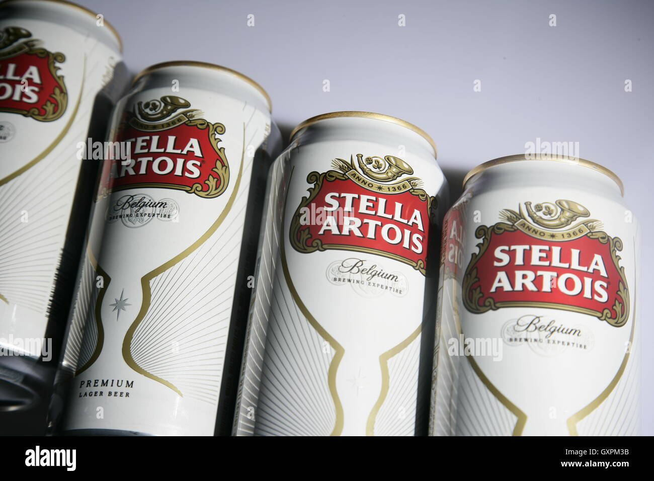 Quatre canettes de bière Stella Artois Banque D'Images