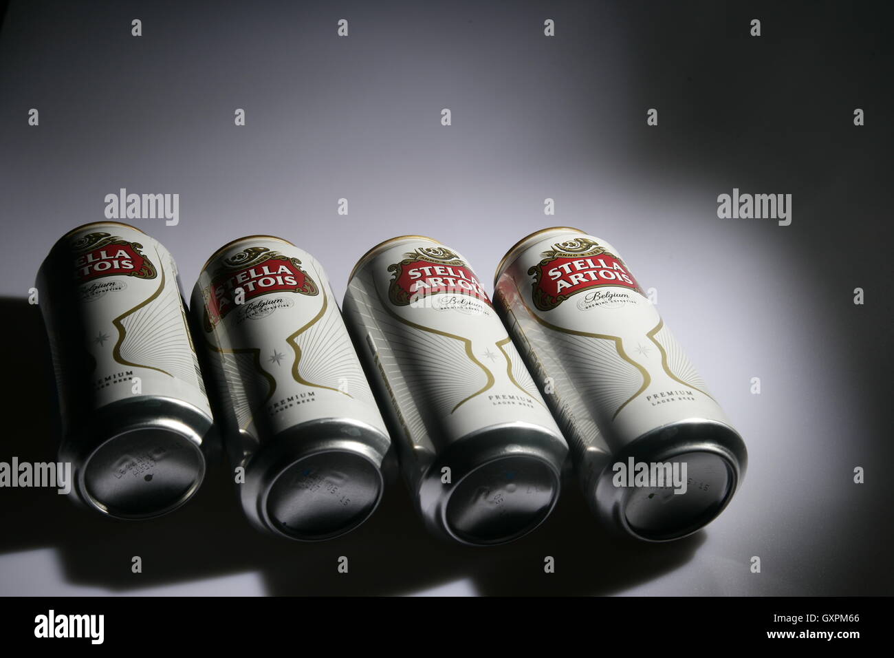 Quatre canettes de bière Stella Artois Banque D'Images