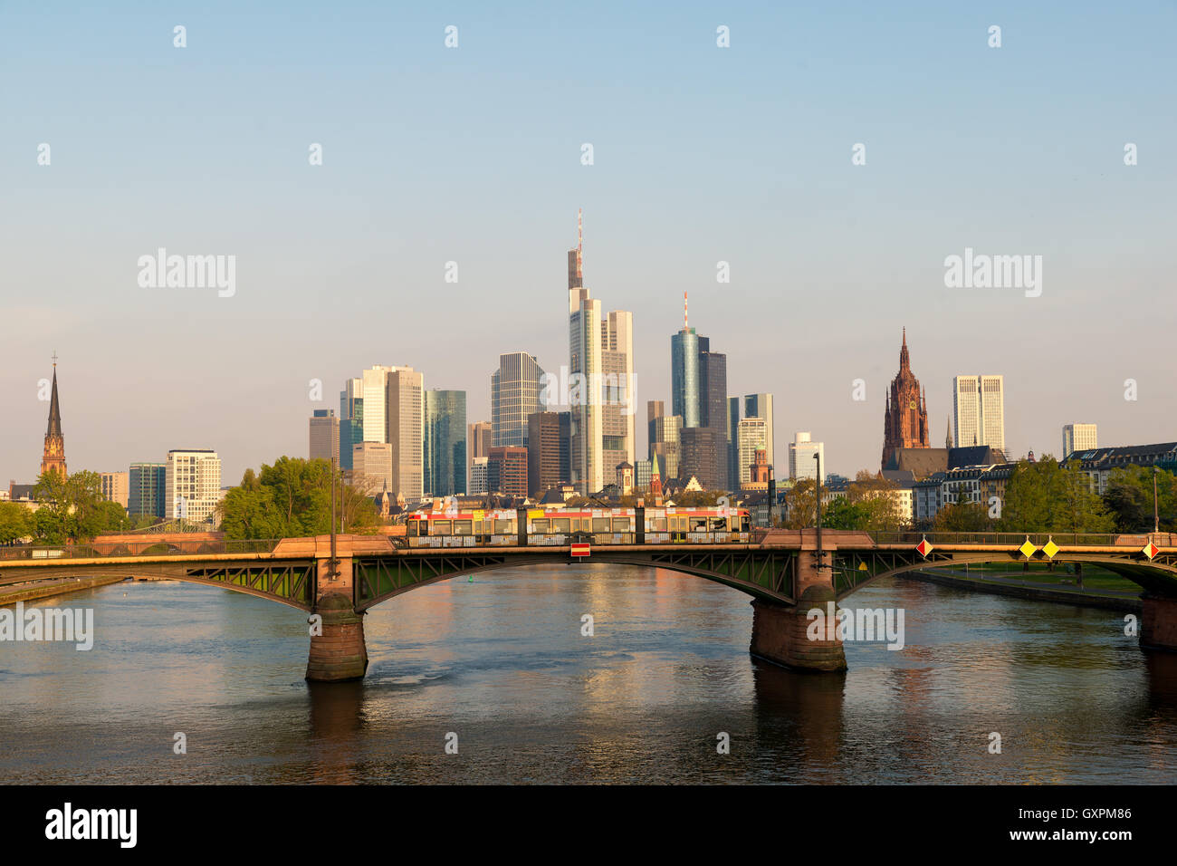 Tramway avec Frankfurt am Main skyline at matin à Francfort, Allemagne. Banque D'Images