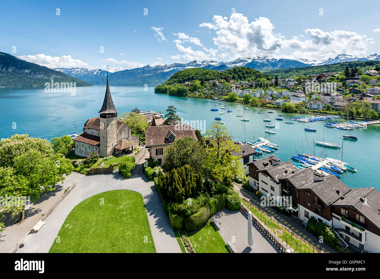 Le château de Spiez avec bateau de croisière sur le lac de Thoune à Berne, Suisse. Banque D'Images