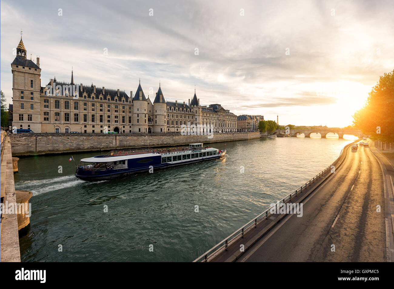 Excursion en bateau sur Seine à Paris avec le coucher du soleil. Paris, France Banque D'Images