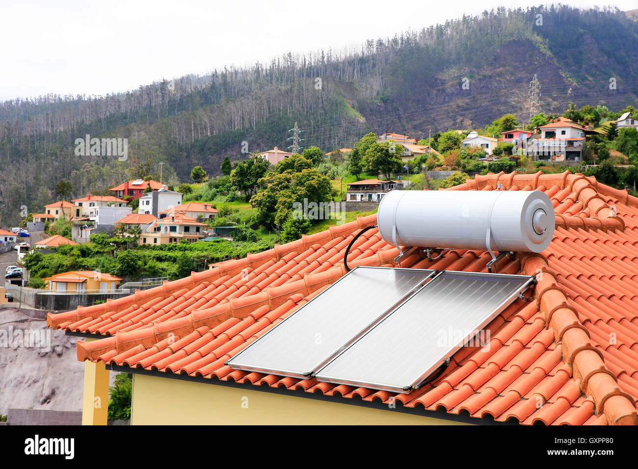 La production d'eau chaude avec des panneaux solaires sur toit de maison dans village de Madère Banque D'Images