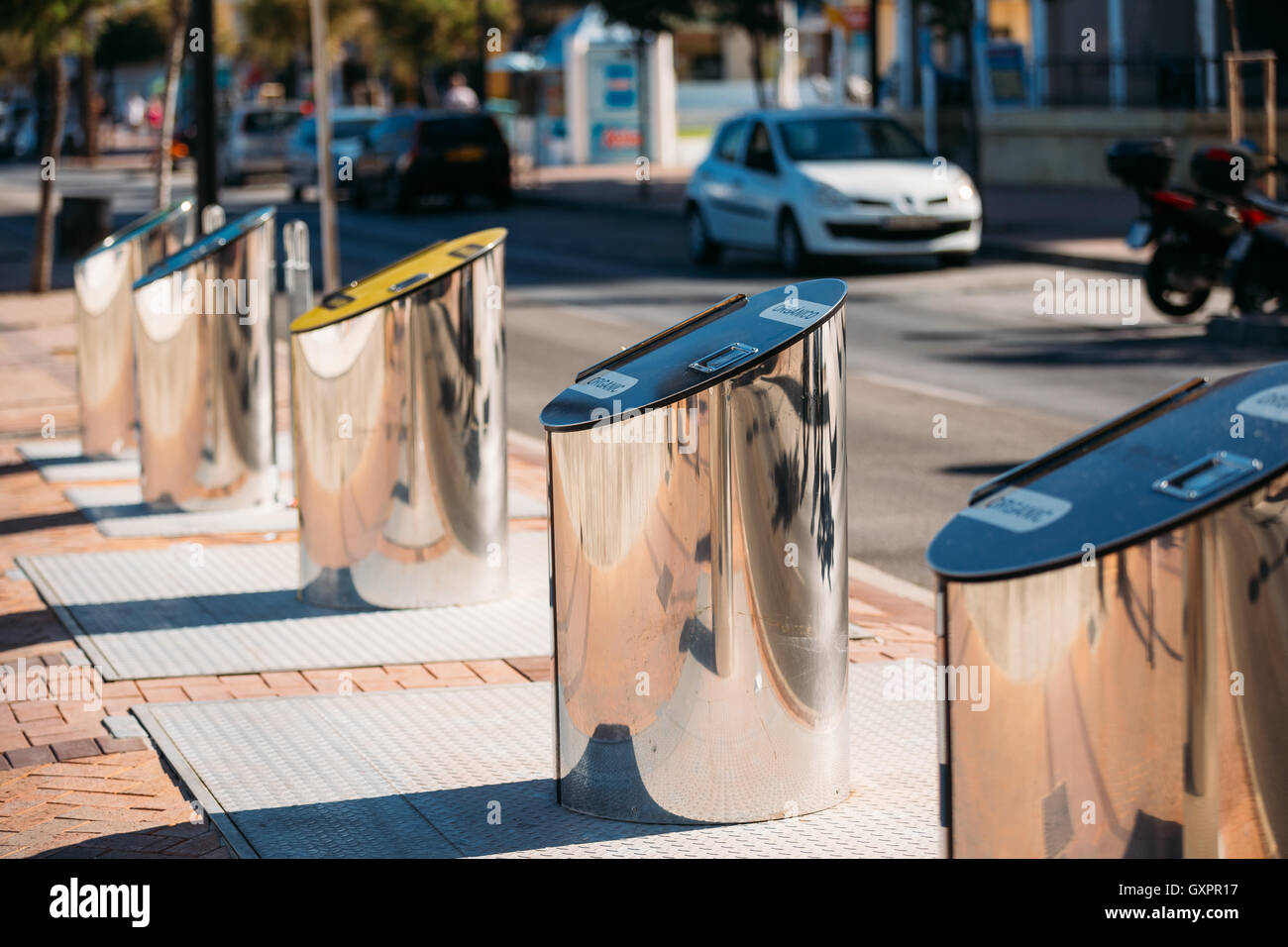 Des poubelles métalliques, Poubelles pour trier les déchets à l'extérieur. Bacs cylindriques pour la collecte de recyclage des matériaux. Banque D'Images