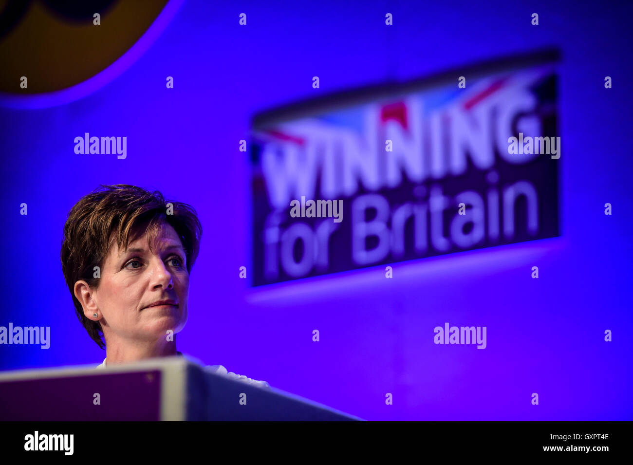 Leader de l'UKIP Diane James Douglas Carswell écoute la parole lors de la conférence de l'UKIP à Bournemouth. Banque D'Images