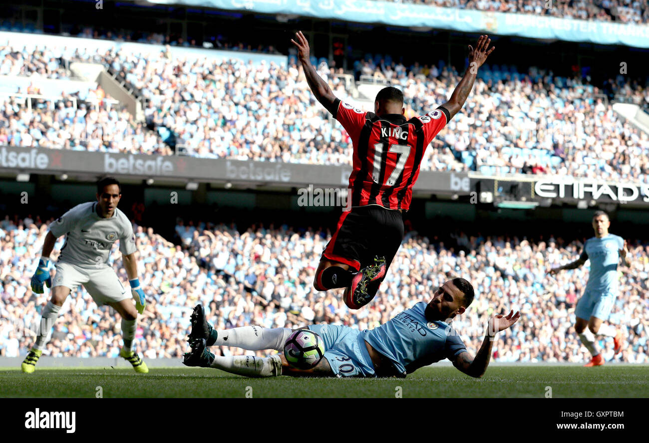 Manchester City's Nicolas Otamendi et AFC Bournemouth Joshua King (haut) bataille pour la balle durant le premier match de championnat à l'Etihad Stadium, Manchester. Banque D'Images