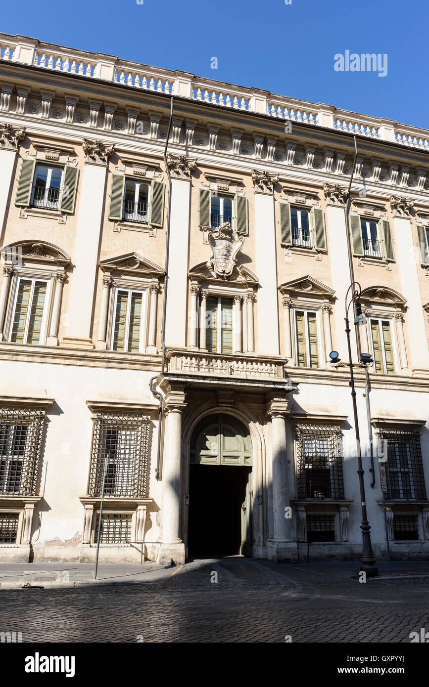 Rome. L'Italie. Palazzo Chigi-Odescalchi sur la piazza Santi Apostoli. Architectes ; Carlo Maderno, Gian Lorenzo Bernini, Nicola Salvi, Luigi Vanvitelli Banque D'Images