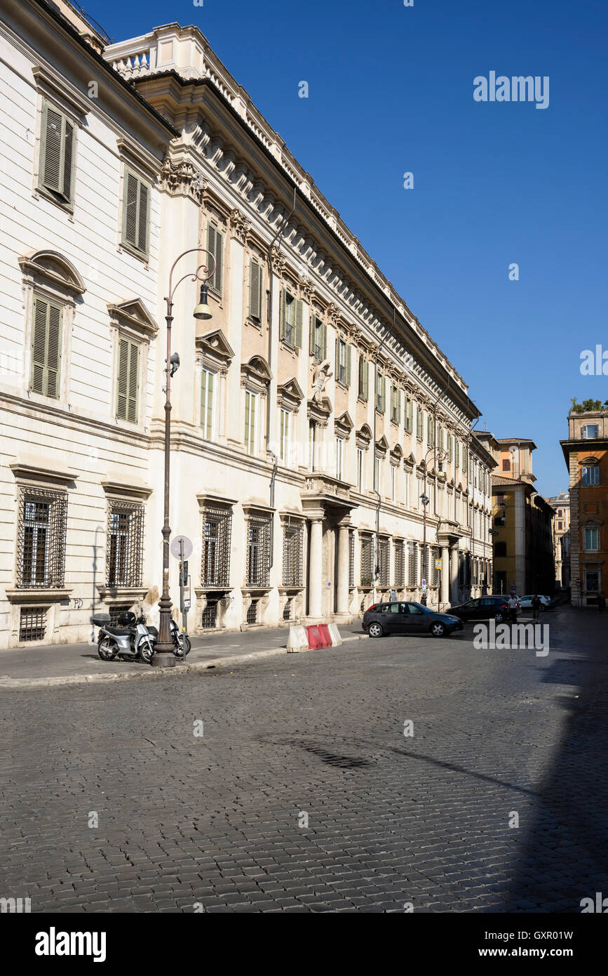 Rome. L'Italie. Palazzo Chigi-Odescalchi sur la piazza Santi Apostoli. Architectes ; Carlo Maderno, Gian Lorenzo Bernini, Nicola Salvi, Luigi Vanvitelli Banque D'Images