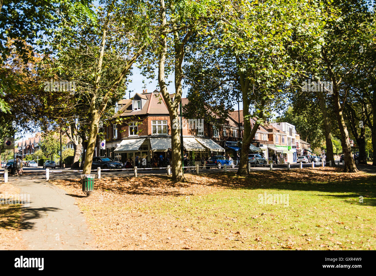 Gail's Bakery et un défilé de boutiques à côté de Barnes commune dans l'ouest de Londres, Royaume-Uni Banque D'Images