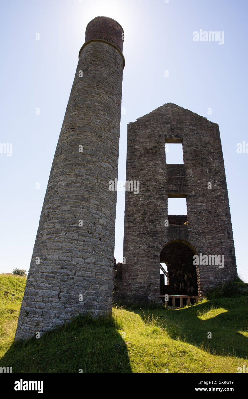 Moteur d'une cheminée et chambre de la mine désaffectée Magpie - une mine de plomb près de Sheldon dans le Derbyshire Peak District UK Banque D'Images