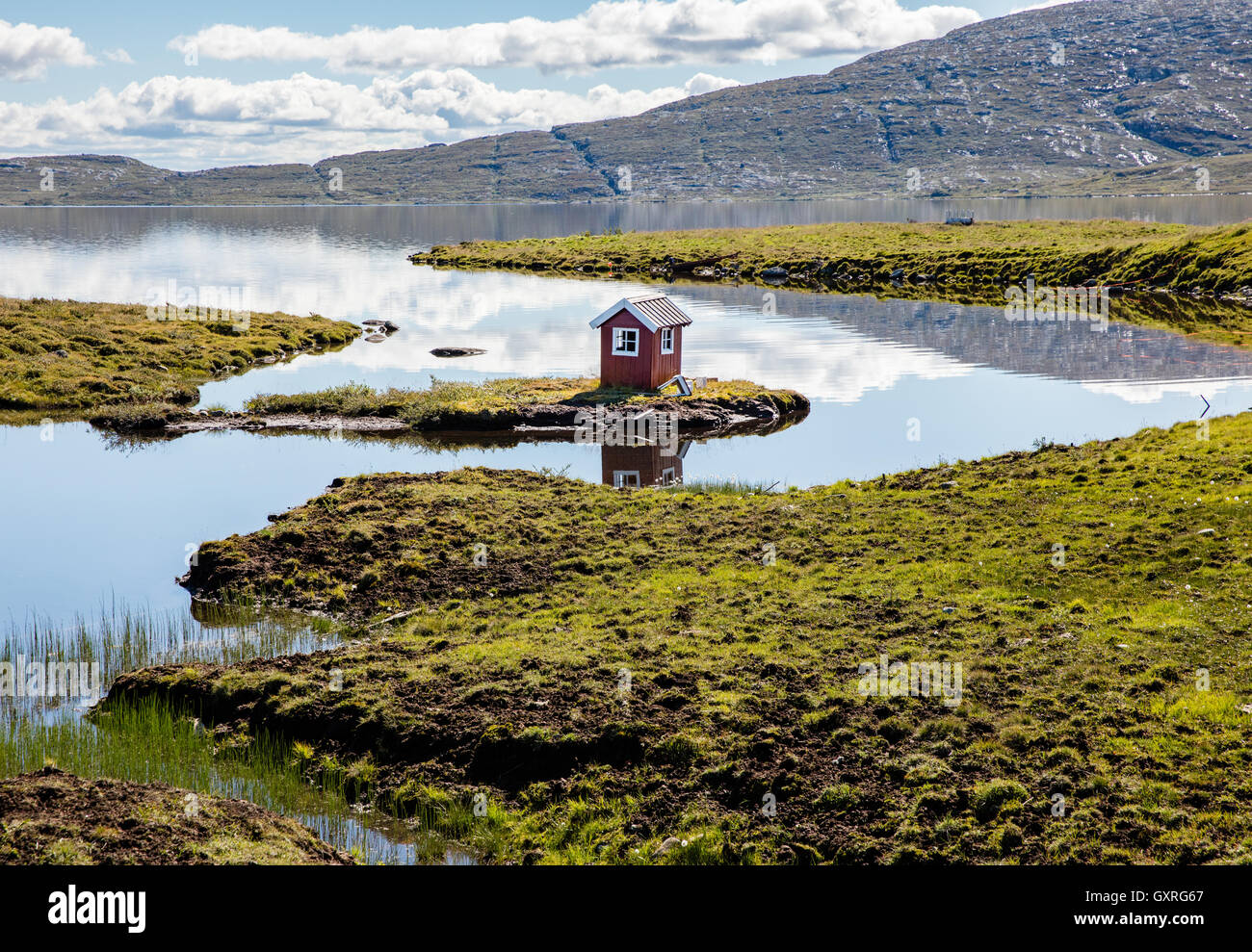 Petite cabane de pêche sur une petite île sur la rive du lac Vinstre dans le parc national de Jotunheimen dans la région de Norvège Oppland Banque D'Images