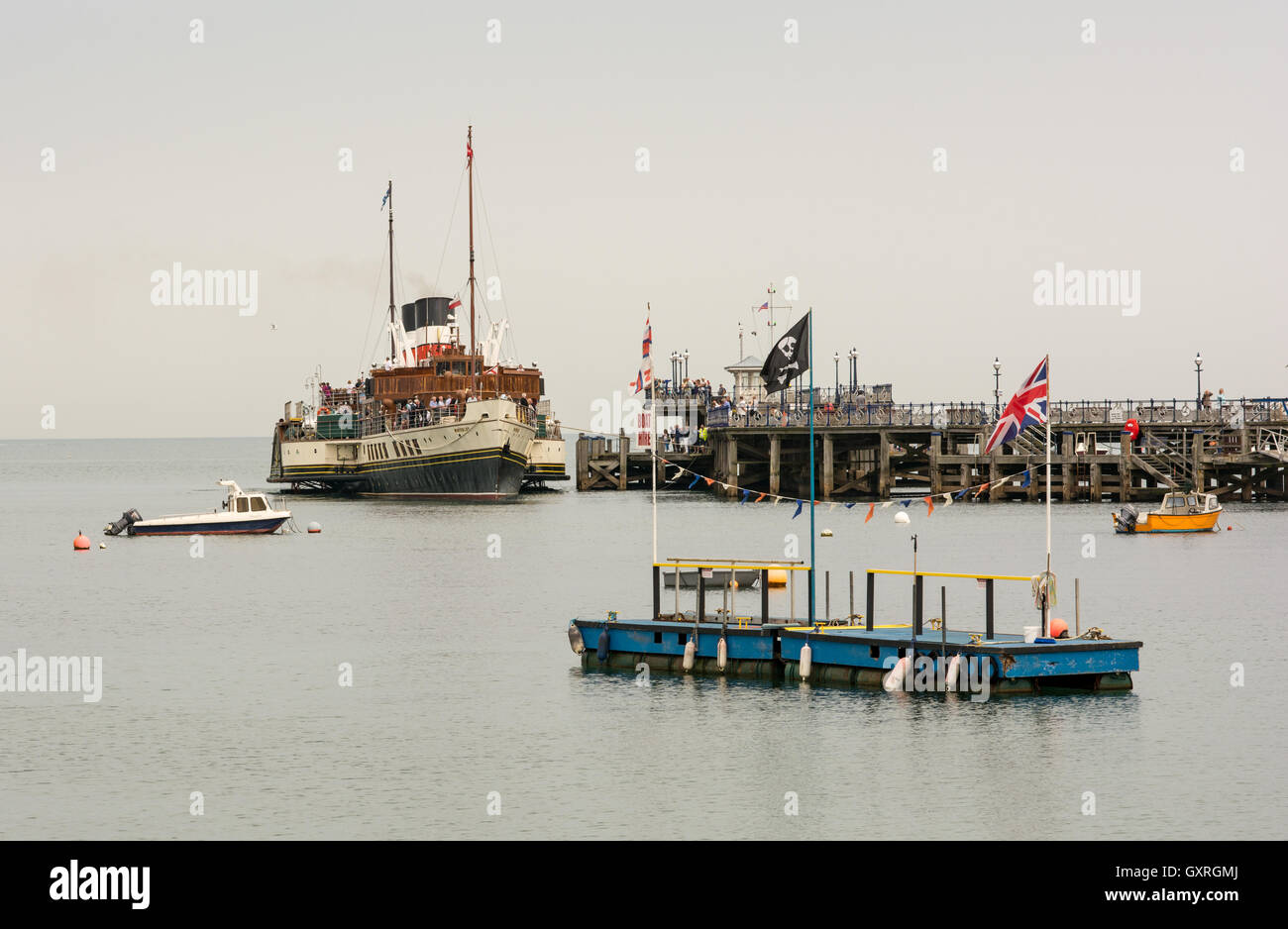 Le Waverley vapeur à aubes, le dernier bateau à vapeur de mer dans le monde, au départ de l'Embarcadère de Swanage, Dorset, UK. Banque D'Images