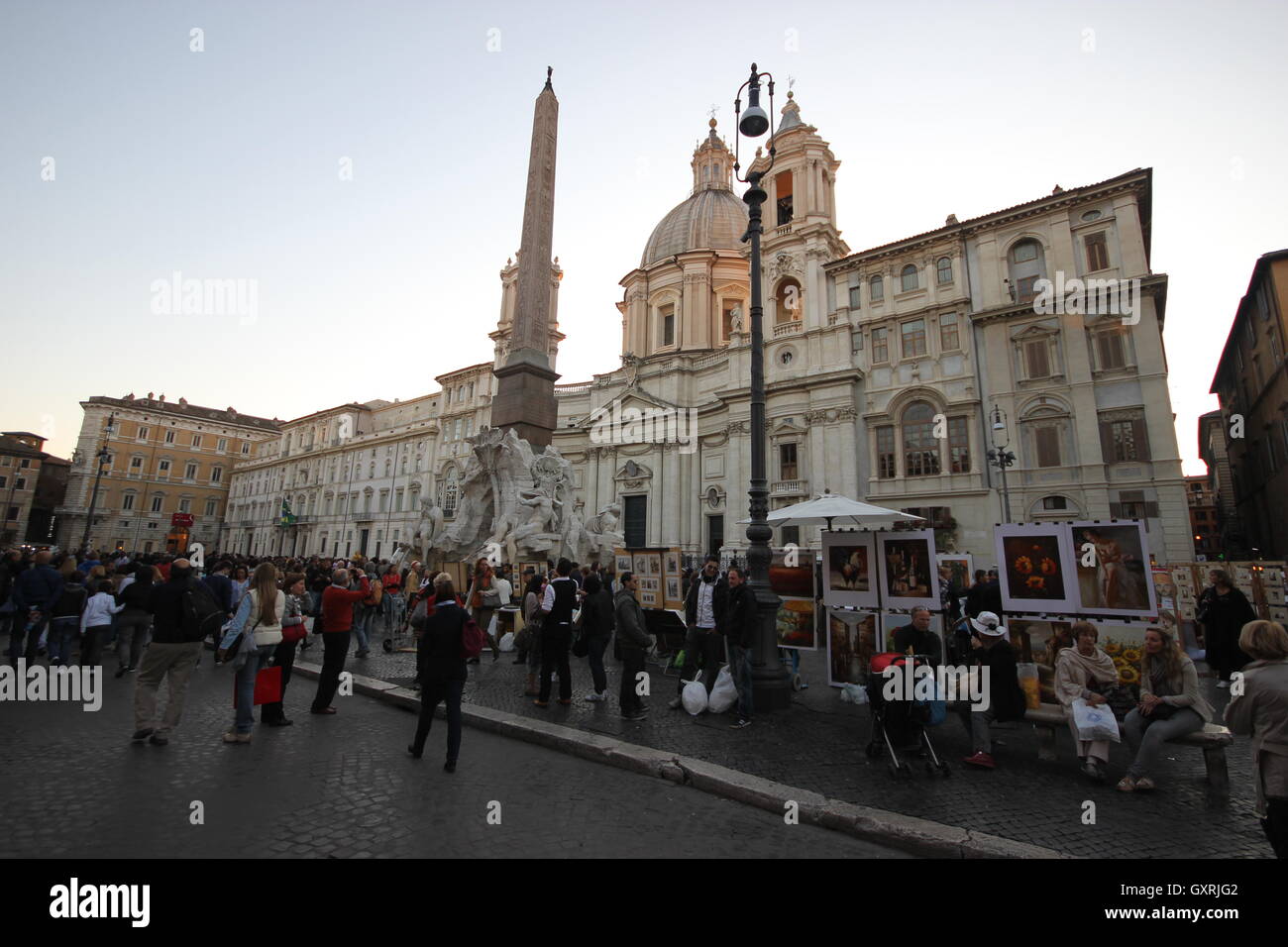 L'obélisque de la Fontana dei Quattro Fiumi avec l'église de Sant'Agnese in Agone, Piazza Navona, Rome, Italie, les stalles Banque D'Images