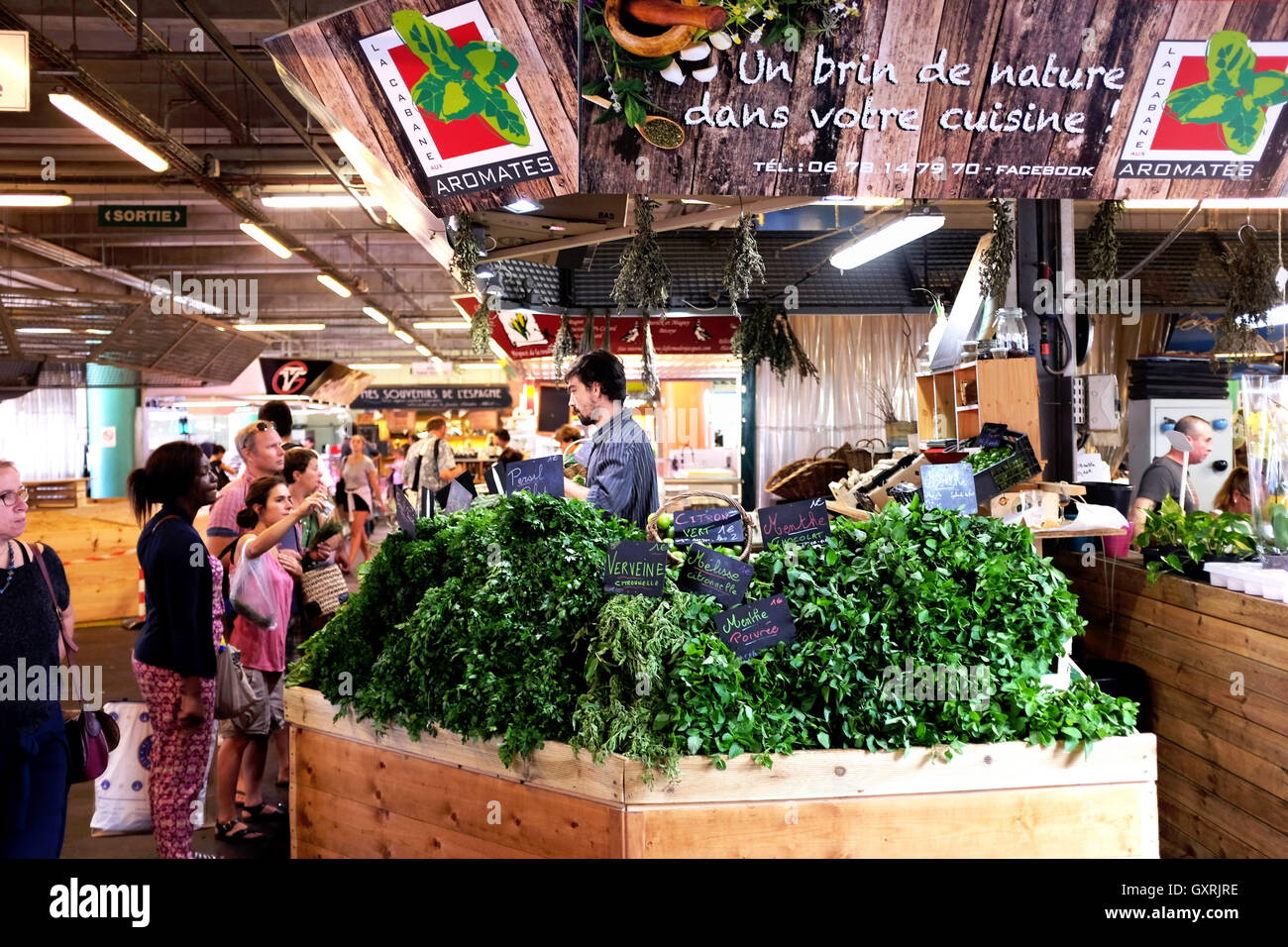Marche du Marché des Capucins à Bordeaux France avec des herbes fraîches, wc séparés Banque D'Images