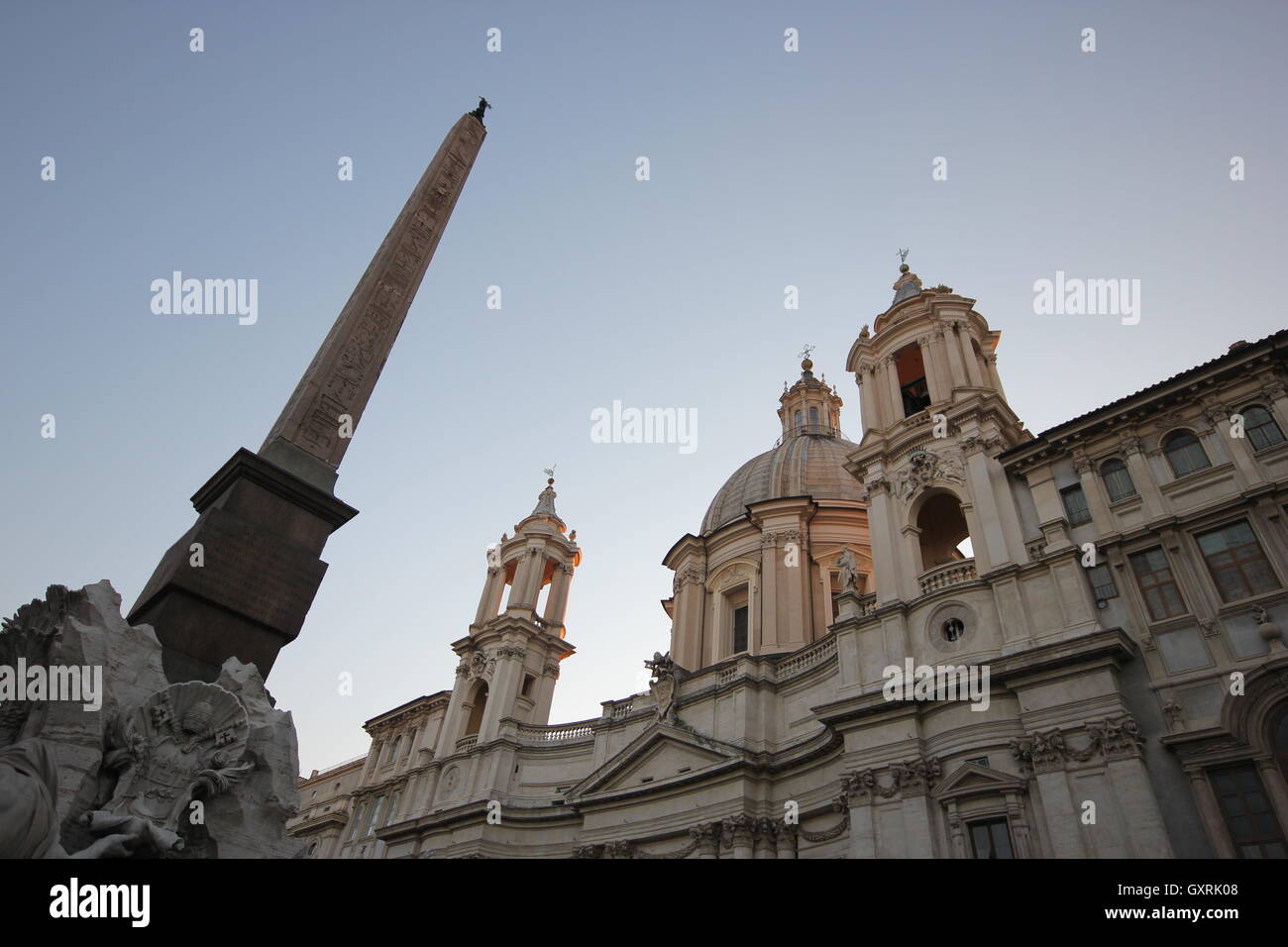 L'obélisque de la Fontana dei Quattro Fiumi avec l'église de Sant'Agnese in Agone, Piazza Navona, Rome, Italie Banque D'Images