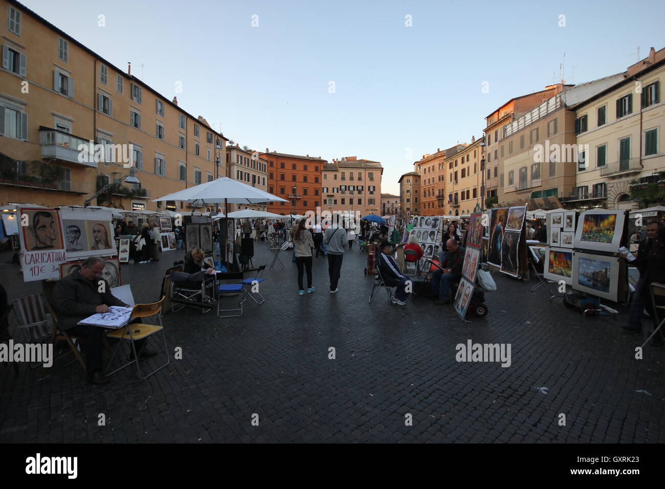 Roma, Rome, Rome, tha célèbre Piazza Navona, prise de vue au grand angle de la fascinante les étals du marché, l'Italie, Voyage, tourisme Banque D'Images