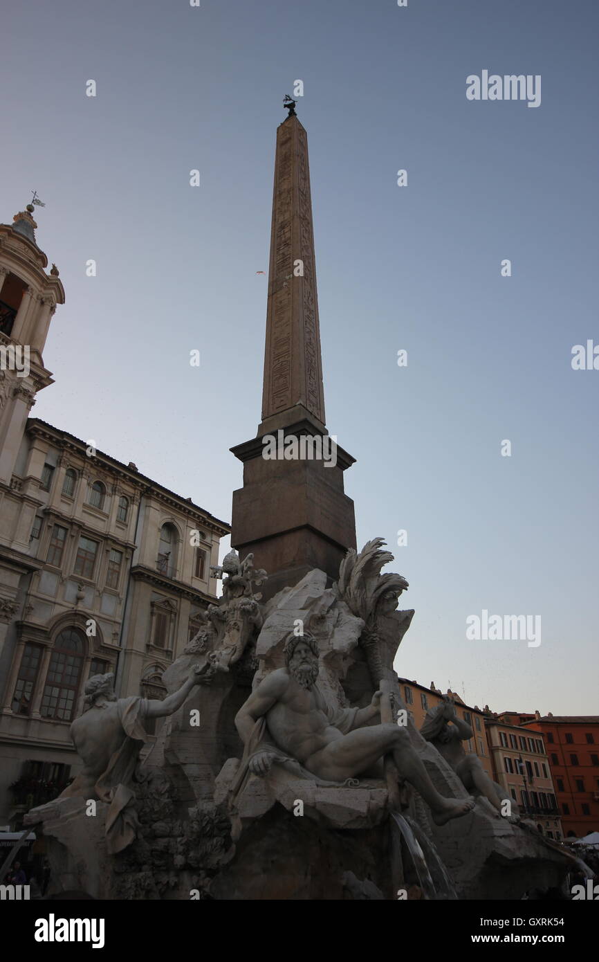 L'obélisque de la Fontana dei Quattro Fiumi avec l'église de Sant'Agnese in Agone, Piazza Navona, Rome, Italie Banque D'Images