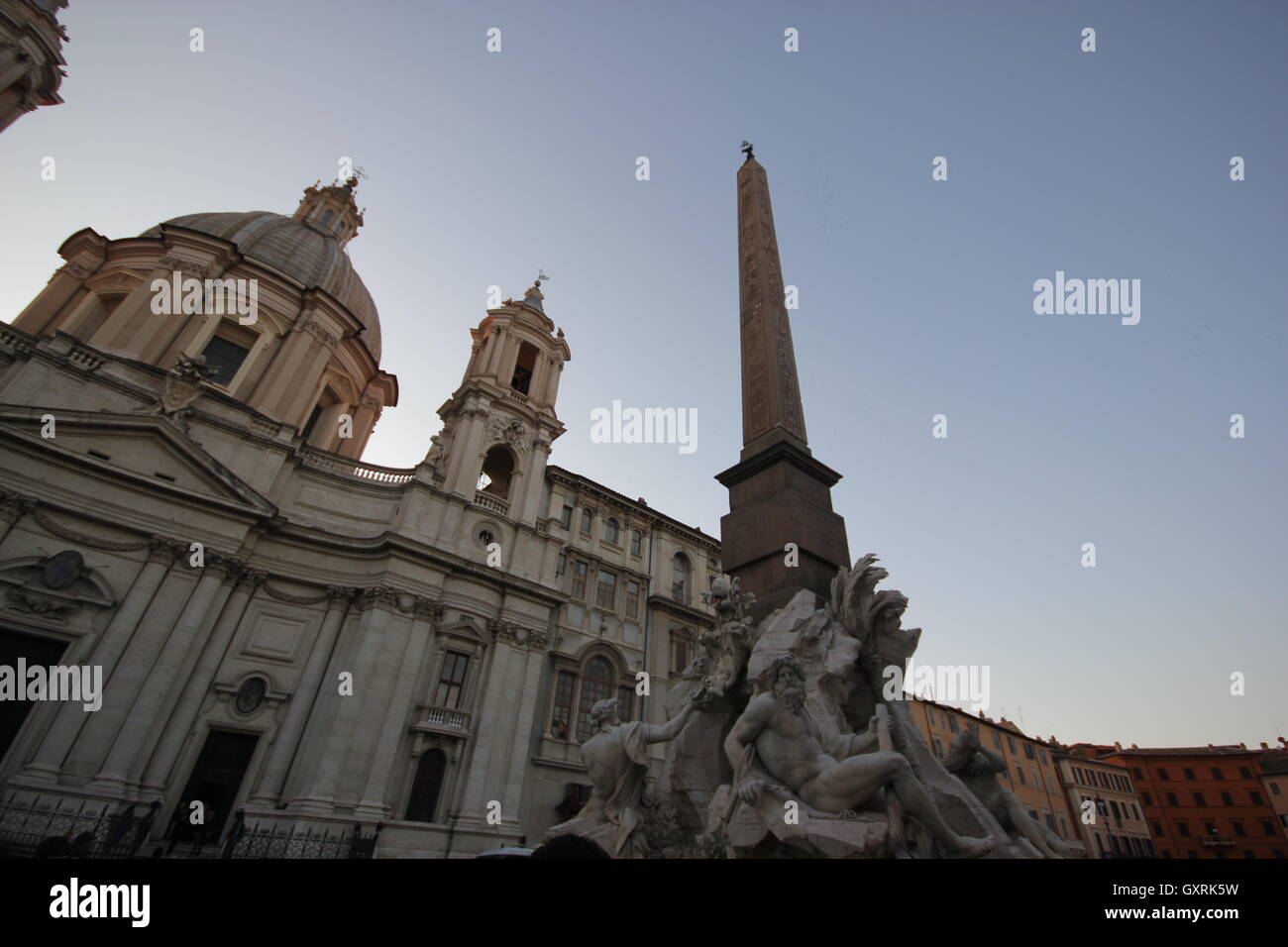 L'obélisque de la Fontana dei Quattro Fiumi avec l'église de Sant'Agnese in Agone, Piazza Navona, Rome, Italie Banque D'Images