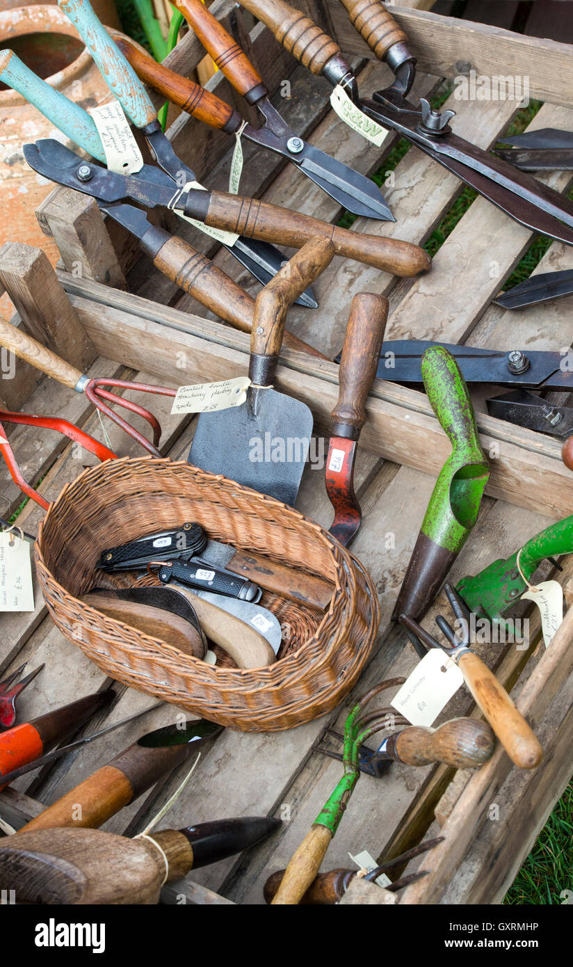 Vieux outils de jardinage en vente sur un stand à un flower show. UK Photo  Stock - Alamy