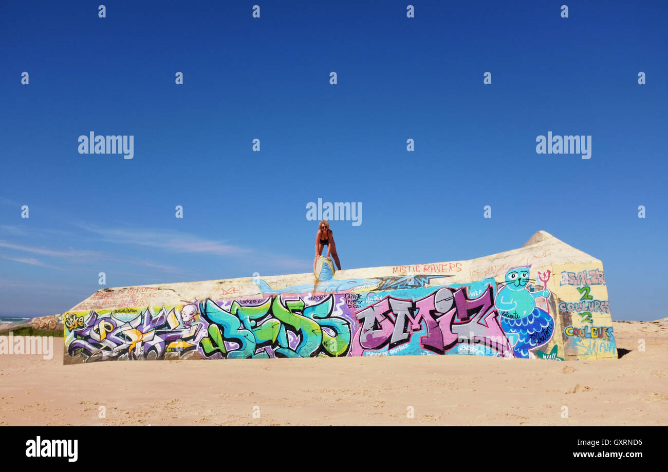 L'art du graffiti sur l'ancienne casemate de guerre sur la plage au Cap Ferret sur la côte Atlantique de la France Banque D'Images