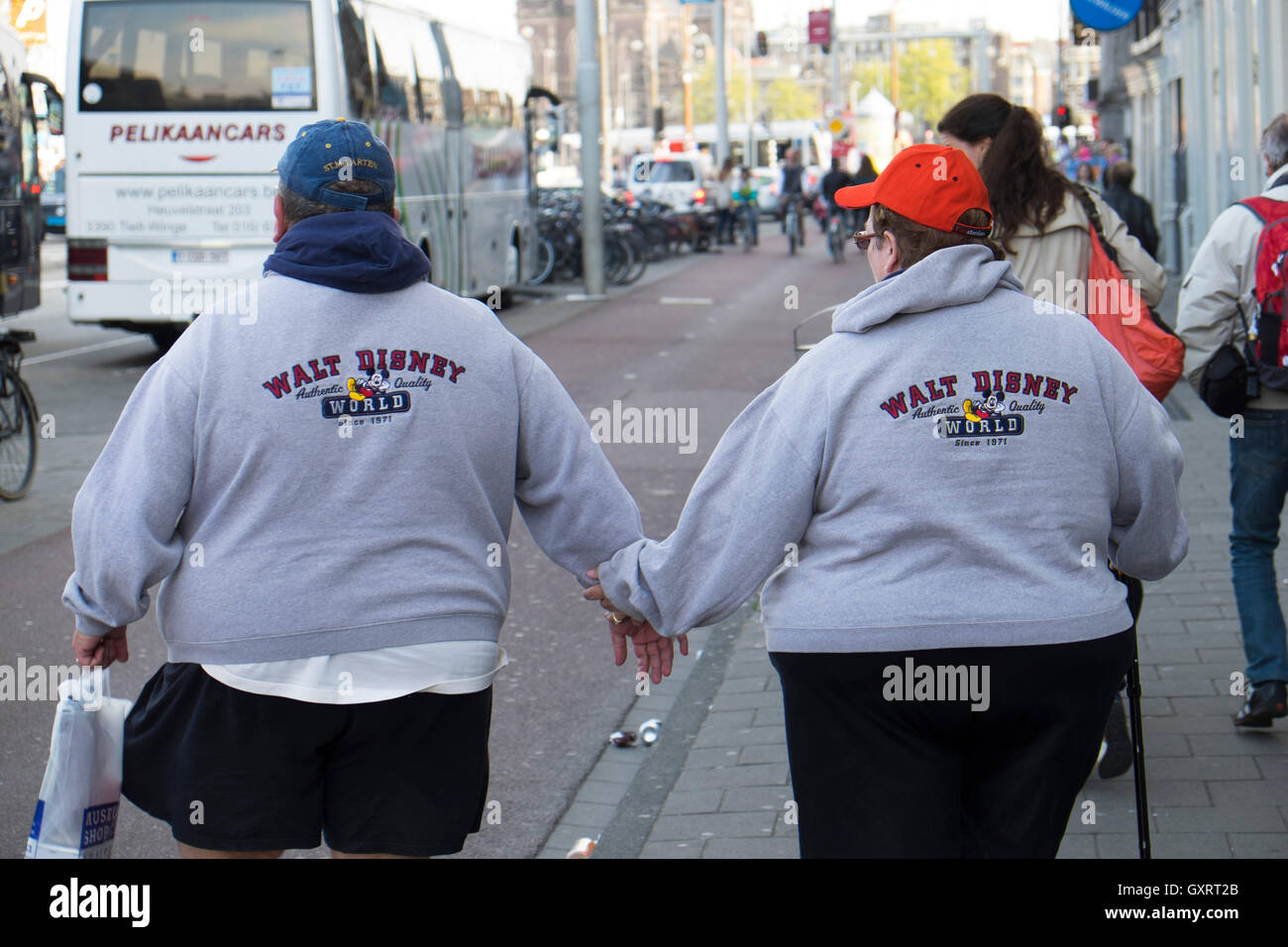 Couple américain obèse marche dans Amsterdam, Hollande, Europe Banque D'Images