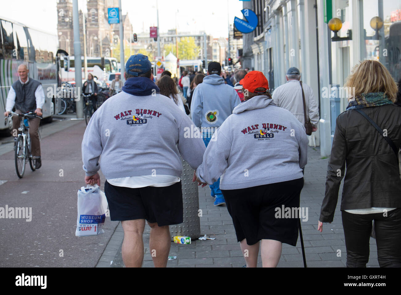 Couple américain obèse marche dans Amsterdam, Hollande, Europe Banque D'Images