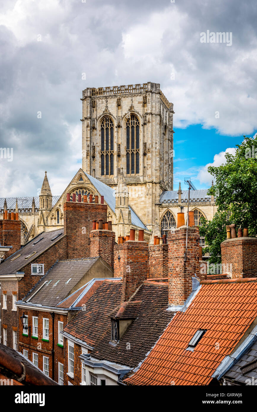 Transept sud et tour centrale de la cathédrale de York vue de toits de Bootham Terrace, York, UK Banque D'Images