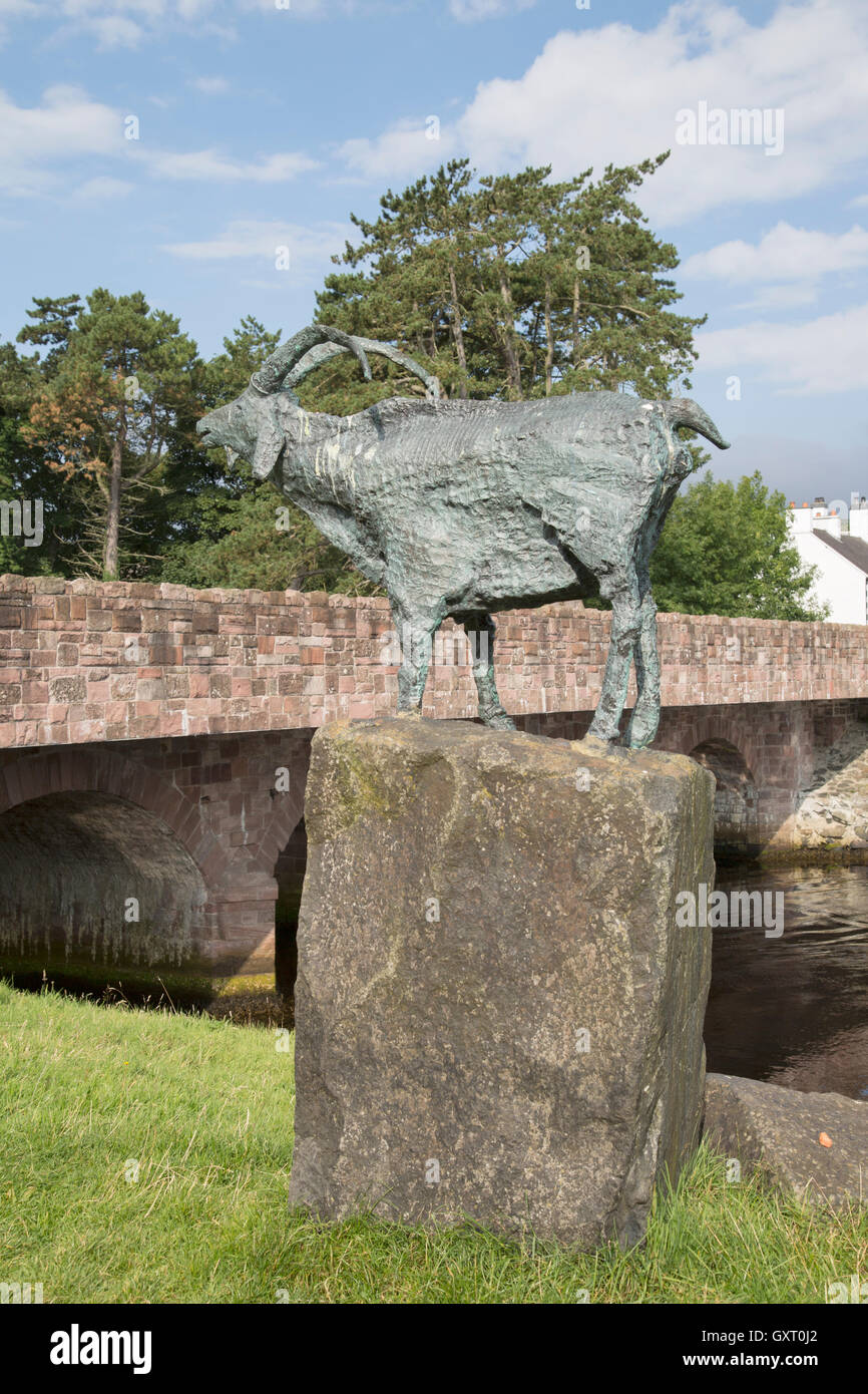 Sculpture de chèvre Johann ; marron ; Cushendun dans le comté d'Antrim, Irlande du Nord Banque D'Images
