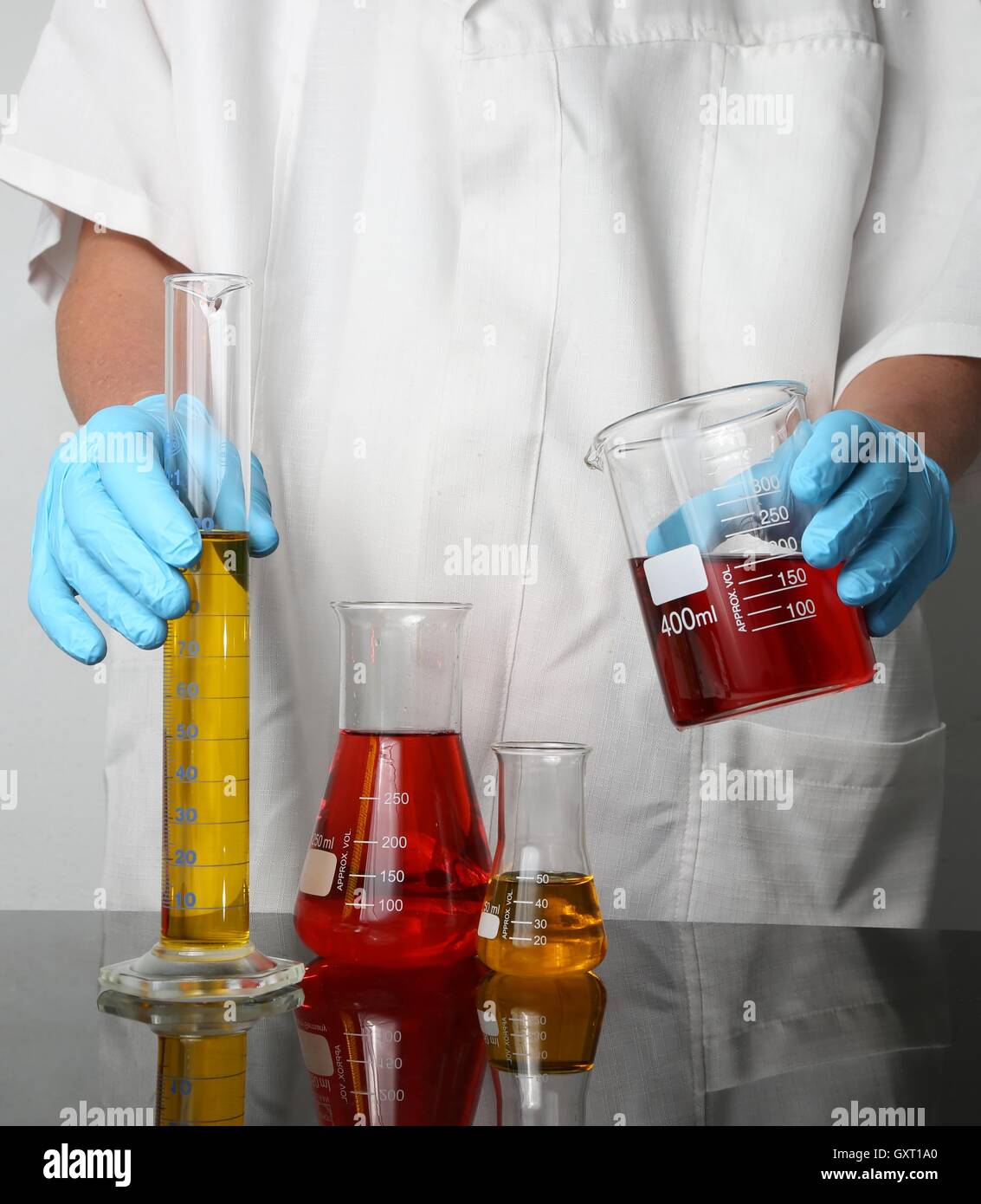 Verrerie de laboratoire et les mains Banque D'Images