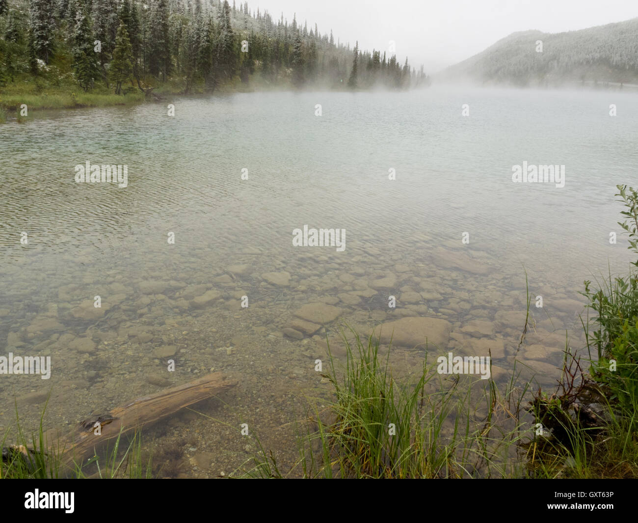 Lac de montagne clair après cuisson à la neige d'été Banque D'Images Lac de montagne clair après cuisson à la neige d'été Banque D'Images