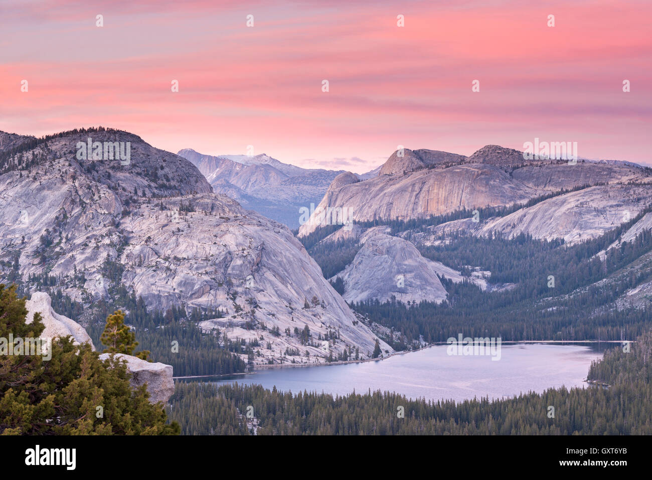 Lac Tenaya au coucher du soleil d'Olmsted Point, Yosemite National Park, California, USA. En été (juin) 2015. Banque D'Images