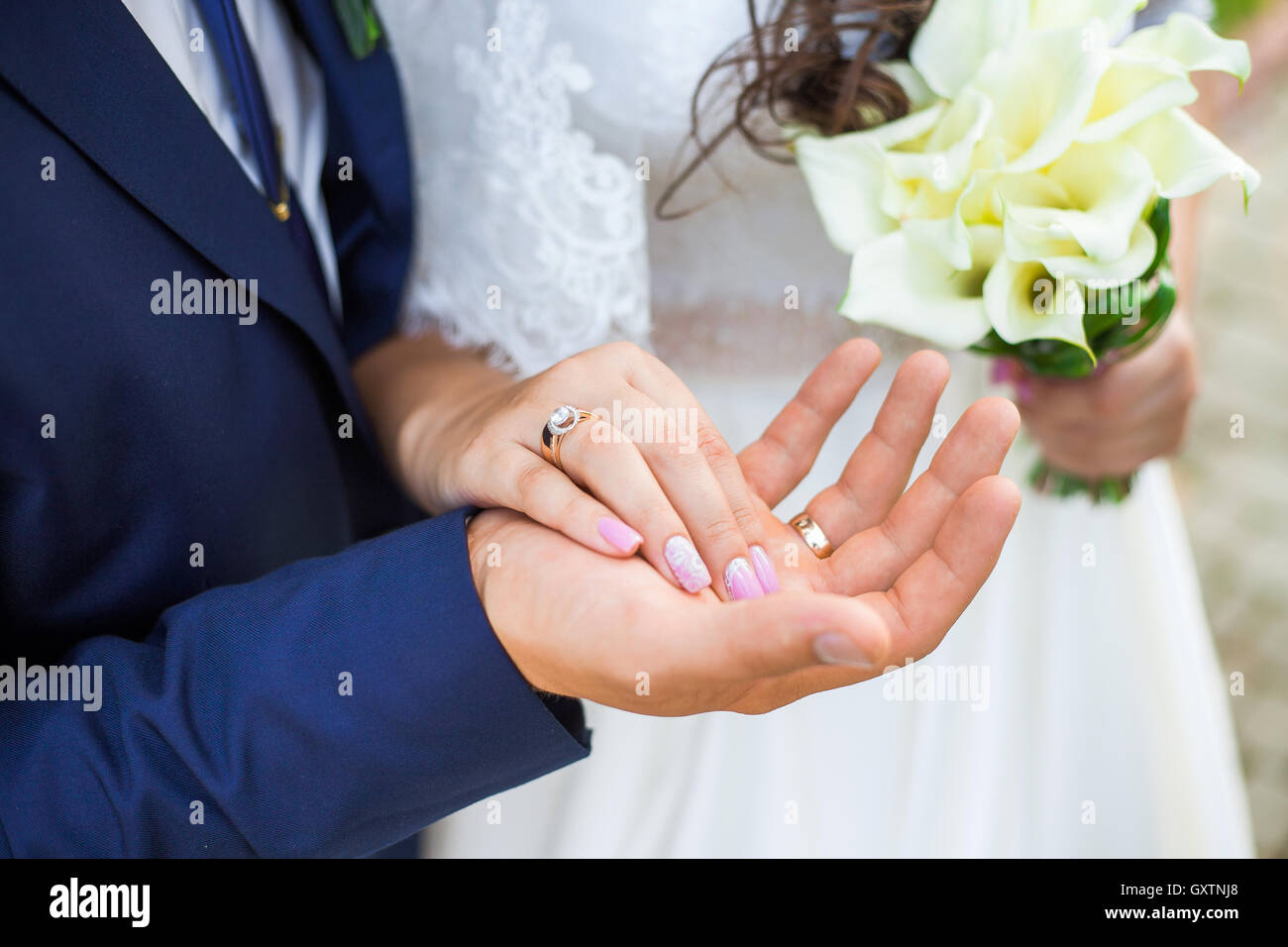 Wedding couple holding hands Banque D'Images