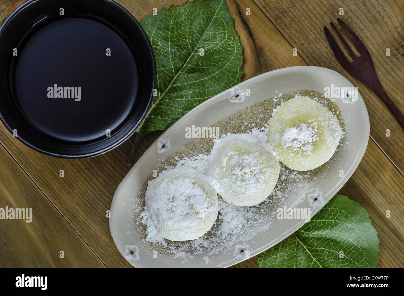 Daifuku Mochi Japanese dessert sur assiette sur fond de bois Banque D'Images