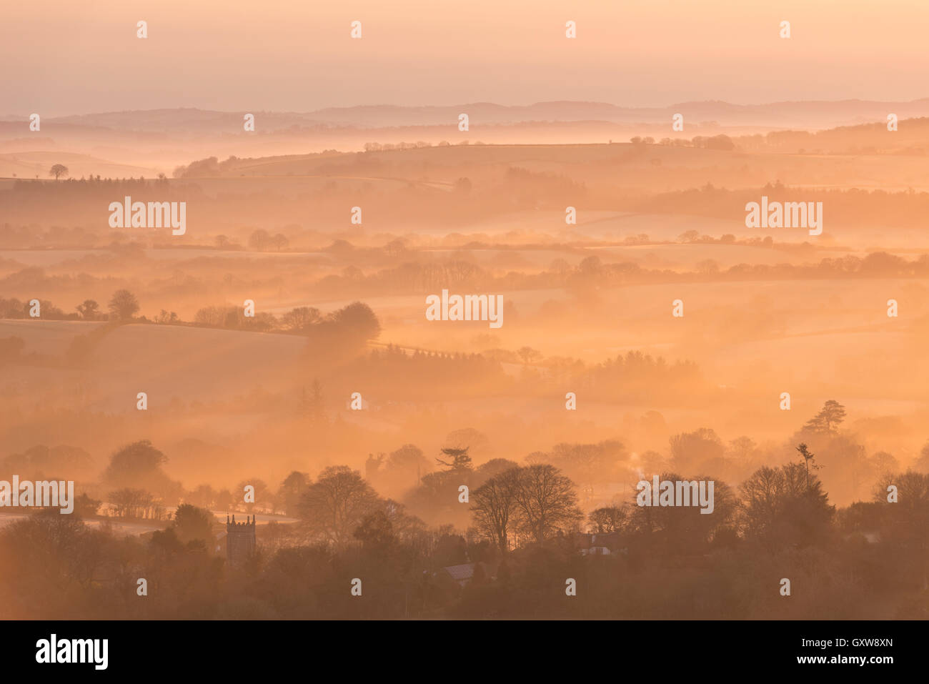Throwleigh Église et paysage couvert de brouillard à l'aube, Dartmoor, dans le Devon, Angleterre. L'hiver (mars) 2016. Banque D'Images
