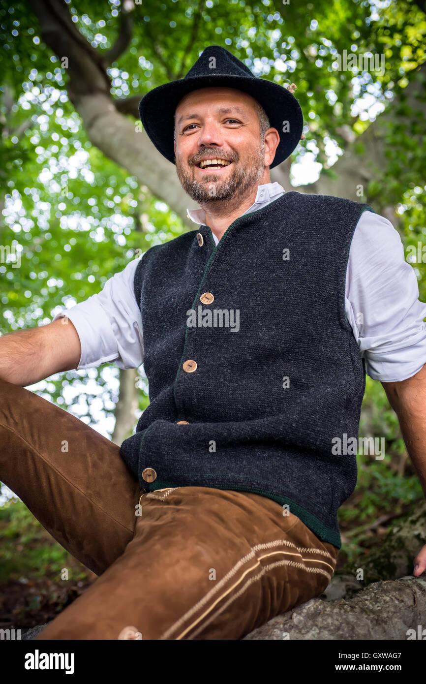 L'homme traditionnel bavarois de séance Banque D'Images