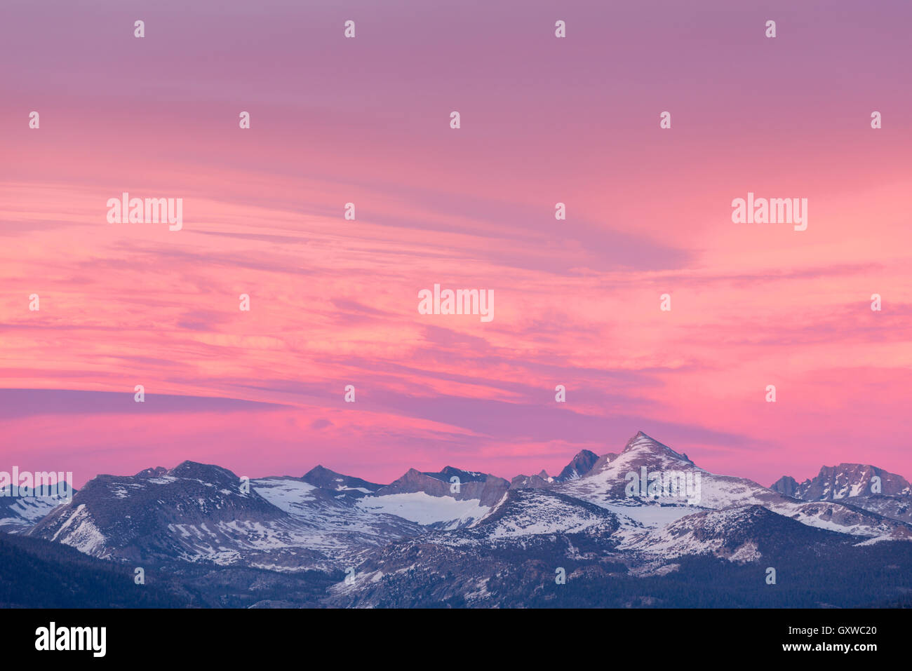Coucher de soleil coloré ciel au-dessus de la neige des montagnes saupoudrées de Yosemite National Park, California, USA. Printemps (juin) 2016. Banque D'Images