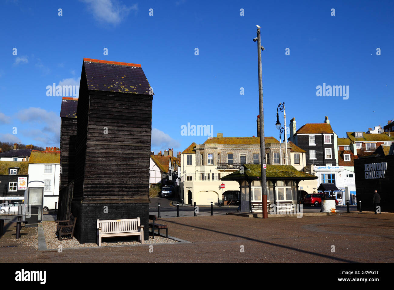 En bois noir historique Boutiques Net sur front de mer, Jerwood Gallery à droite, Vieille Ville, Hastings, East Sussex, Angleterre Banque D'Images