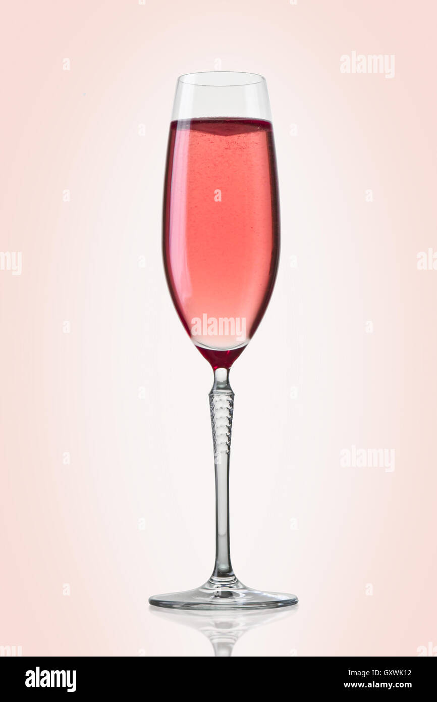 Verre de champagne rose sur fond rose Banque D'Images