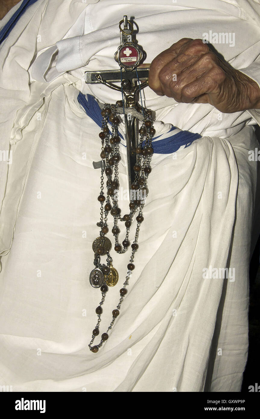 Mère Teresa relique de première classe qui a eu lieu dans le crucifix d'un membre des Missionnaires de la Charité Banque D'Images