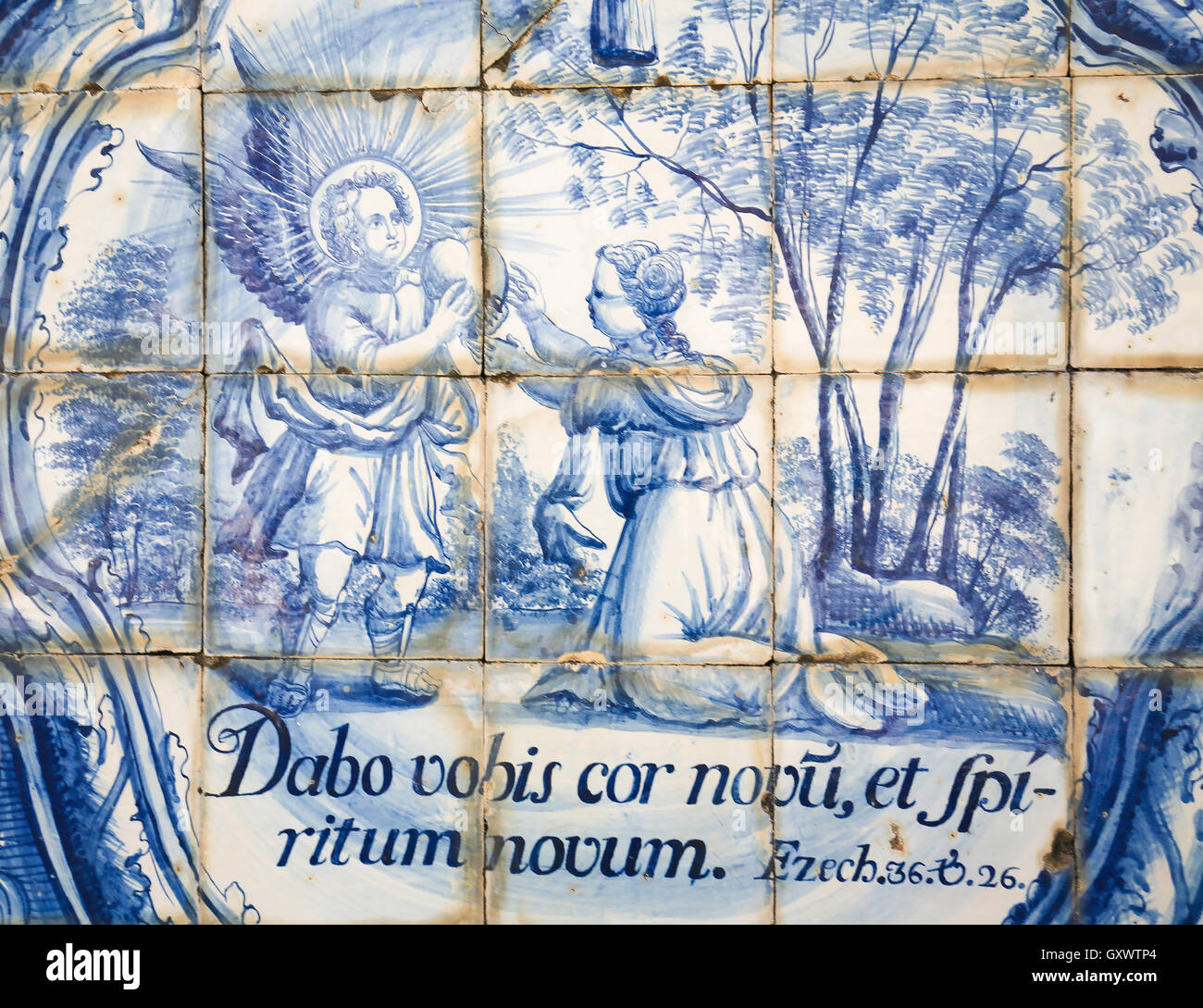 Azulejo carrelage à Coimbra, Portugal, représentant Ézéchiel 36:26 "Je vous donnerai un cœur nouveau et un esprit nouveau, vais-je mettre wi Banque D'Images