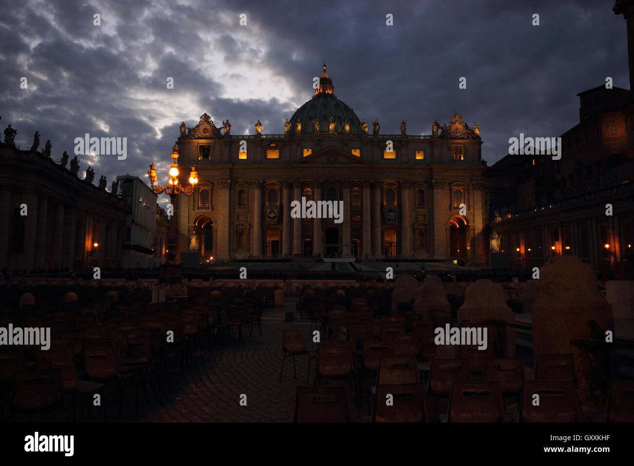 La basilique Saint Pierre au Vatican par nuit, Rome, Italie Banque D'Images