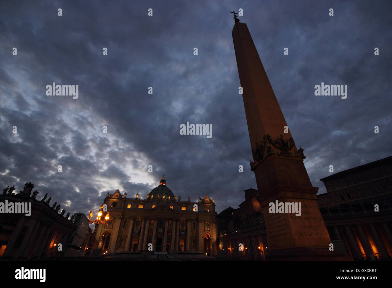 La célèbre Basilique Saint Pierre au Vatican par nuit, Rome, Italie Banque D'Images