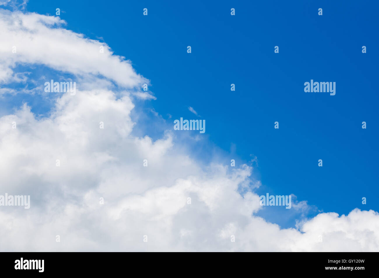 Cumulus blanc dans le ciel bleu, d'arrière-plan photo naturelle Banque D'Images