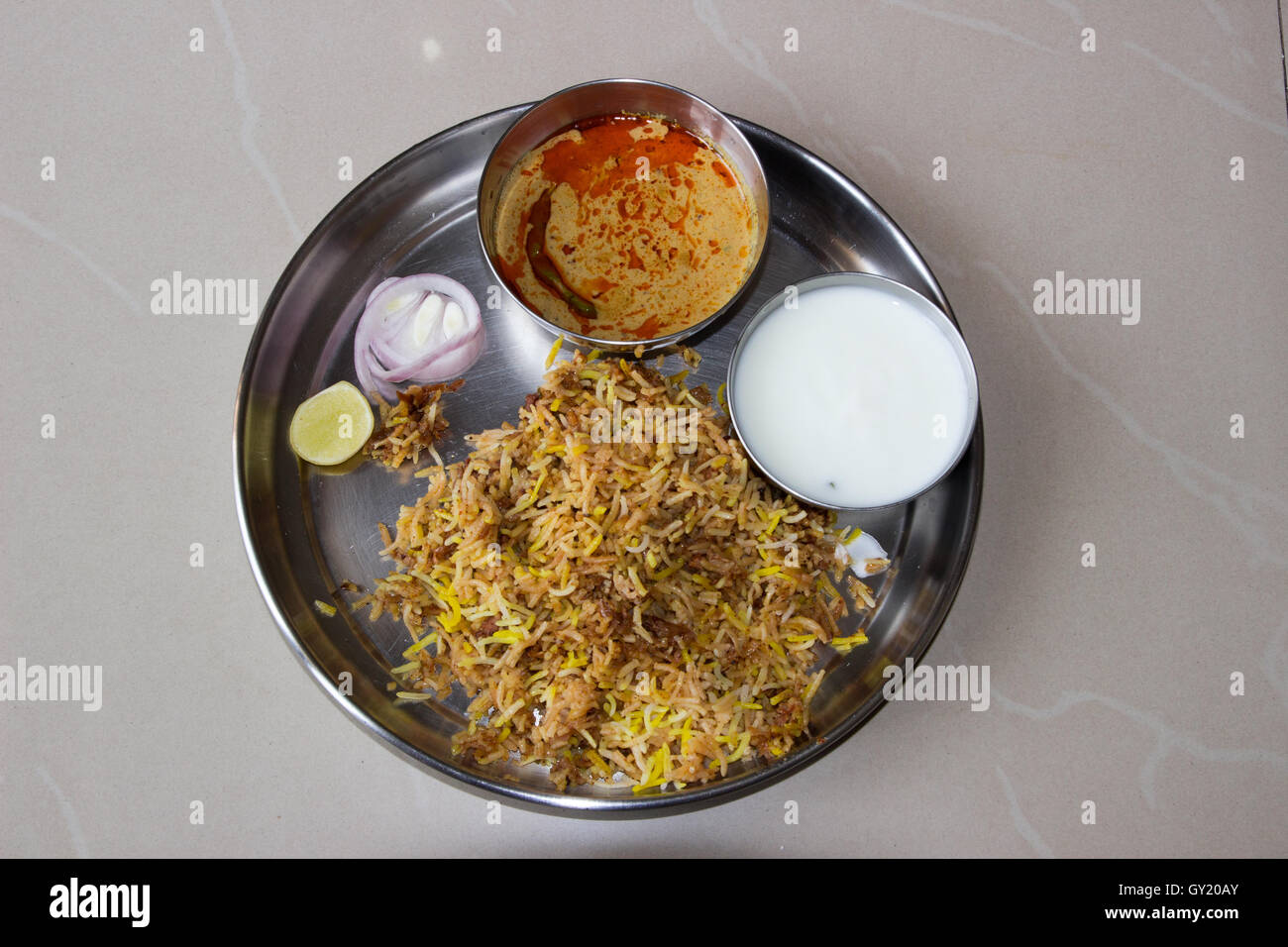 Saté de poulet Biryani de Blues avec sherva et raita citron et oignon et le froid alimentaire Mughlai Banque D'Images